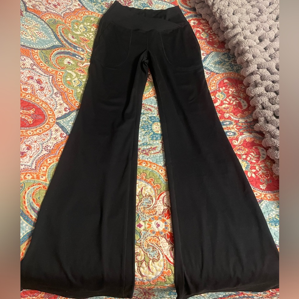 HALARA Crossover Pocket Split Hem Full Length Flare Leggings